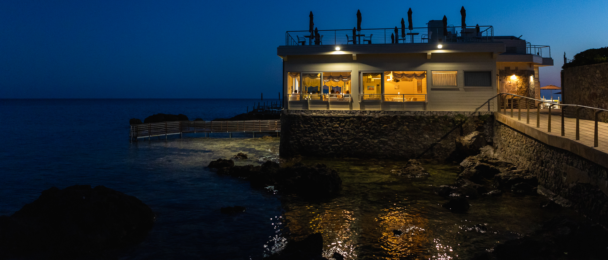 Ristorante La Baracchina la sera sul mare